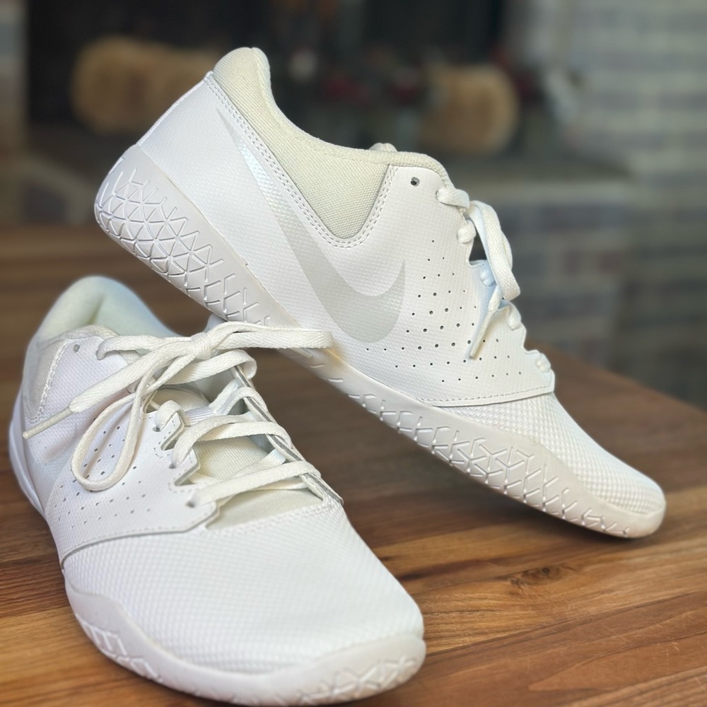 Nike Women's Sideline IV Cheerleading size 9